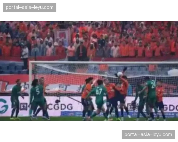 VAR介入，判定斯特拉斯堡球员禁区内手球，兰斯获点球