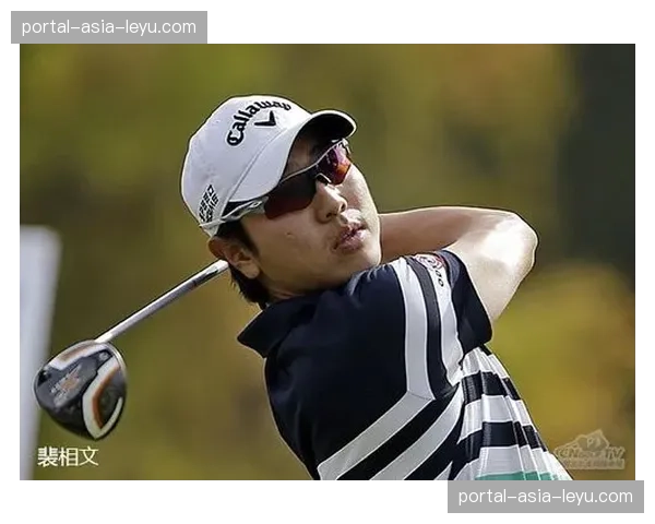 特写:北美信托赛第18洞,霍马推进制胜鸟推后,如释重负仰望天空 特写:北美信托赛第18洞,霍马推进制胜鸟推后,如释重负仰望天空